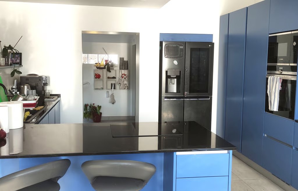 Cozinha com bancada de granito e eletrodomésticos encastrados
