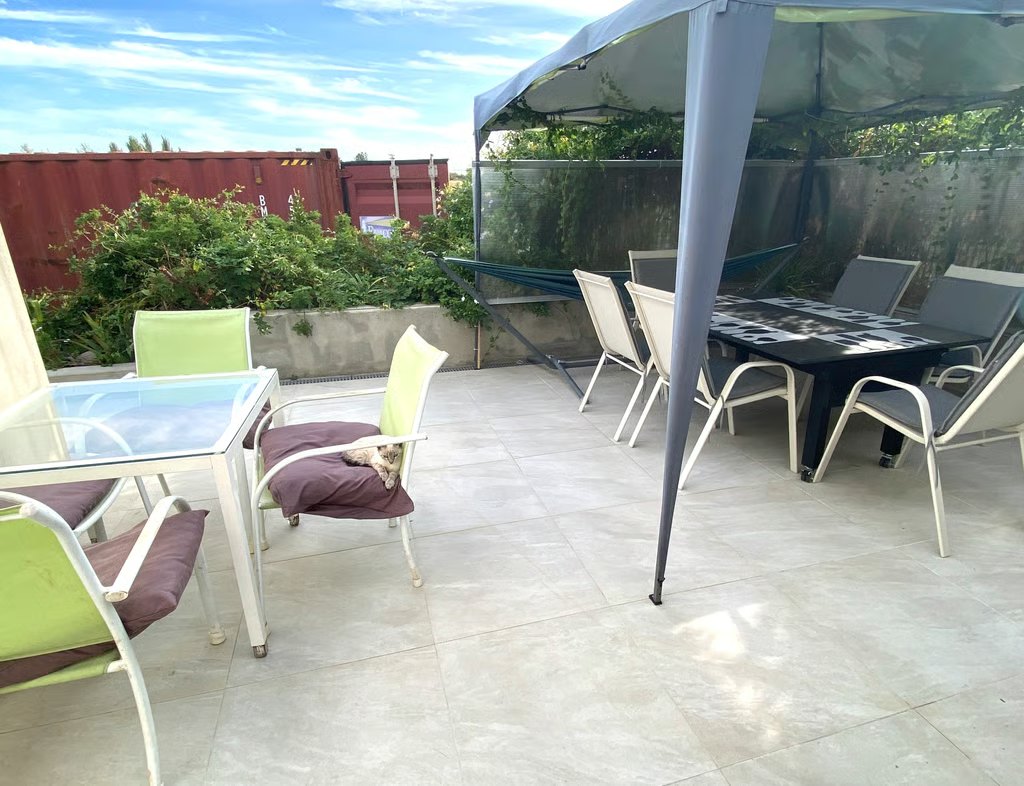 Terraço em estilo pátio com acesso ao quintal