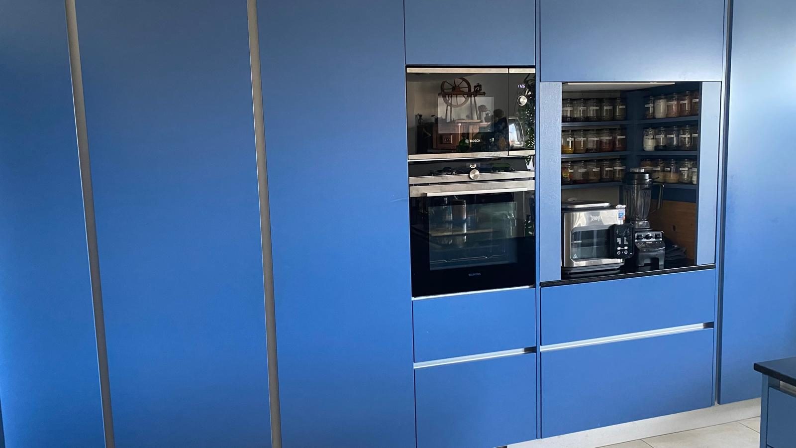 Colunas com forno, micro-ondas e nicho de especiarias