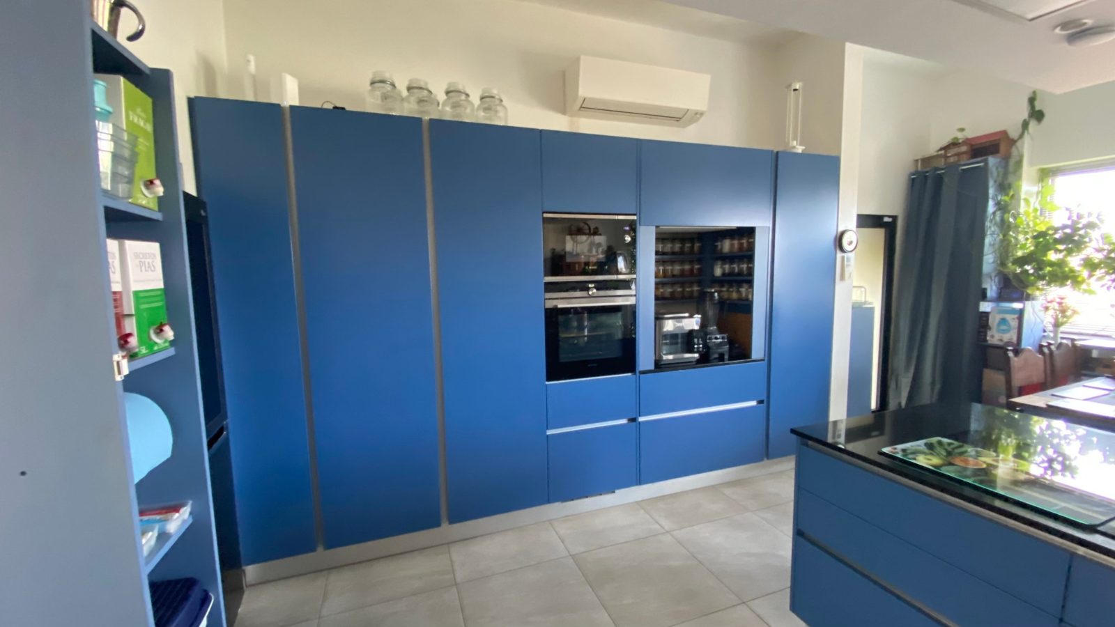 Cozinha com parede de armários